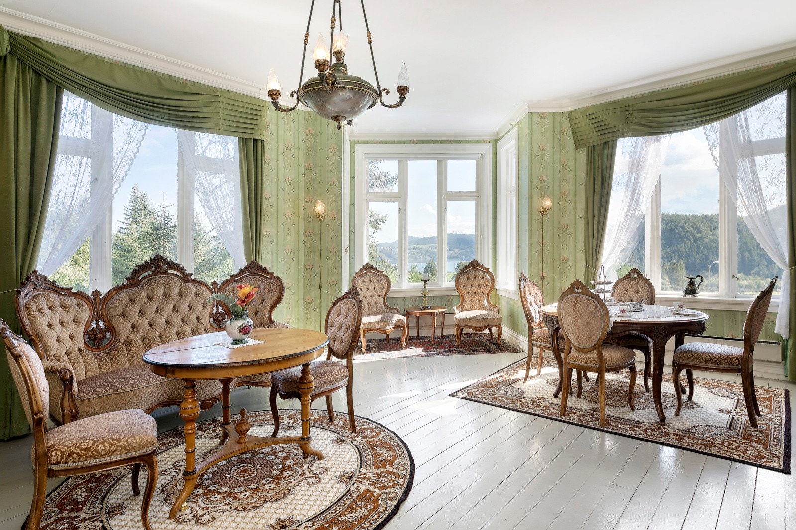 God plass til mange gjester i selskapsstuen Galleribilde