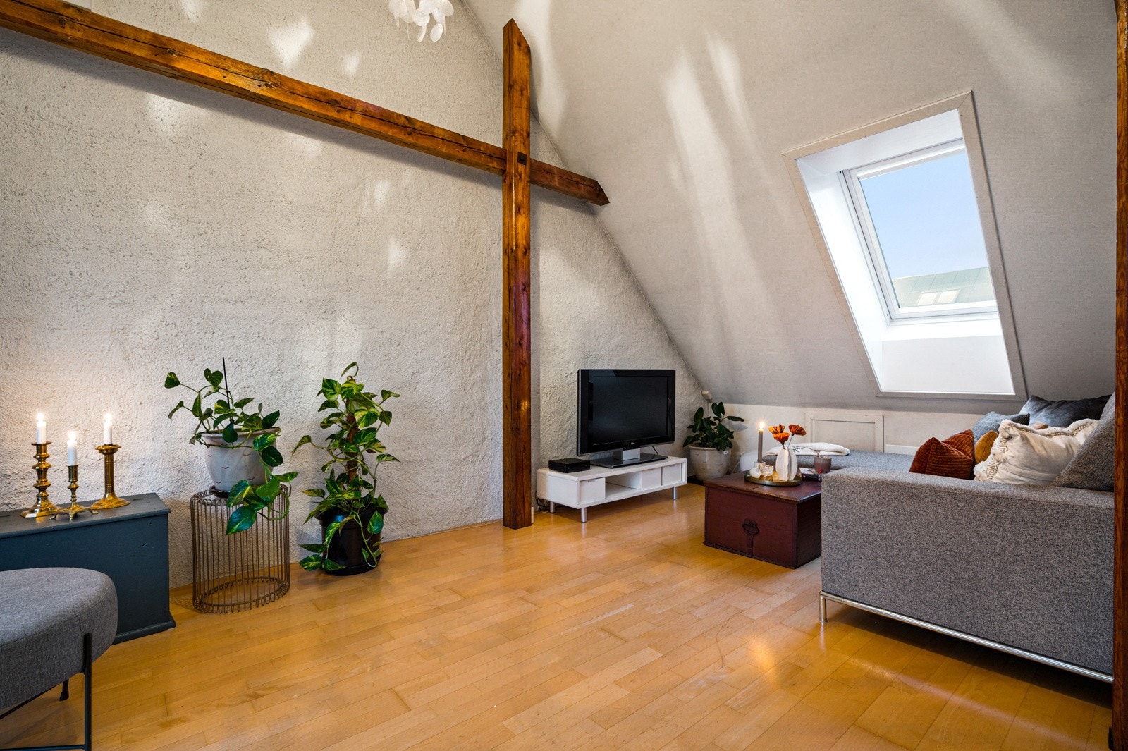 Stuen er et svært hyggelig rom å være i med mye lys fra blant annet takvindu som skaper en god atmosfære. Galleribilde