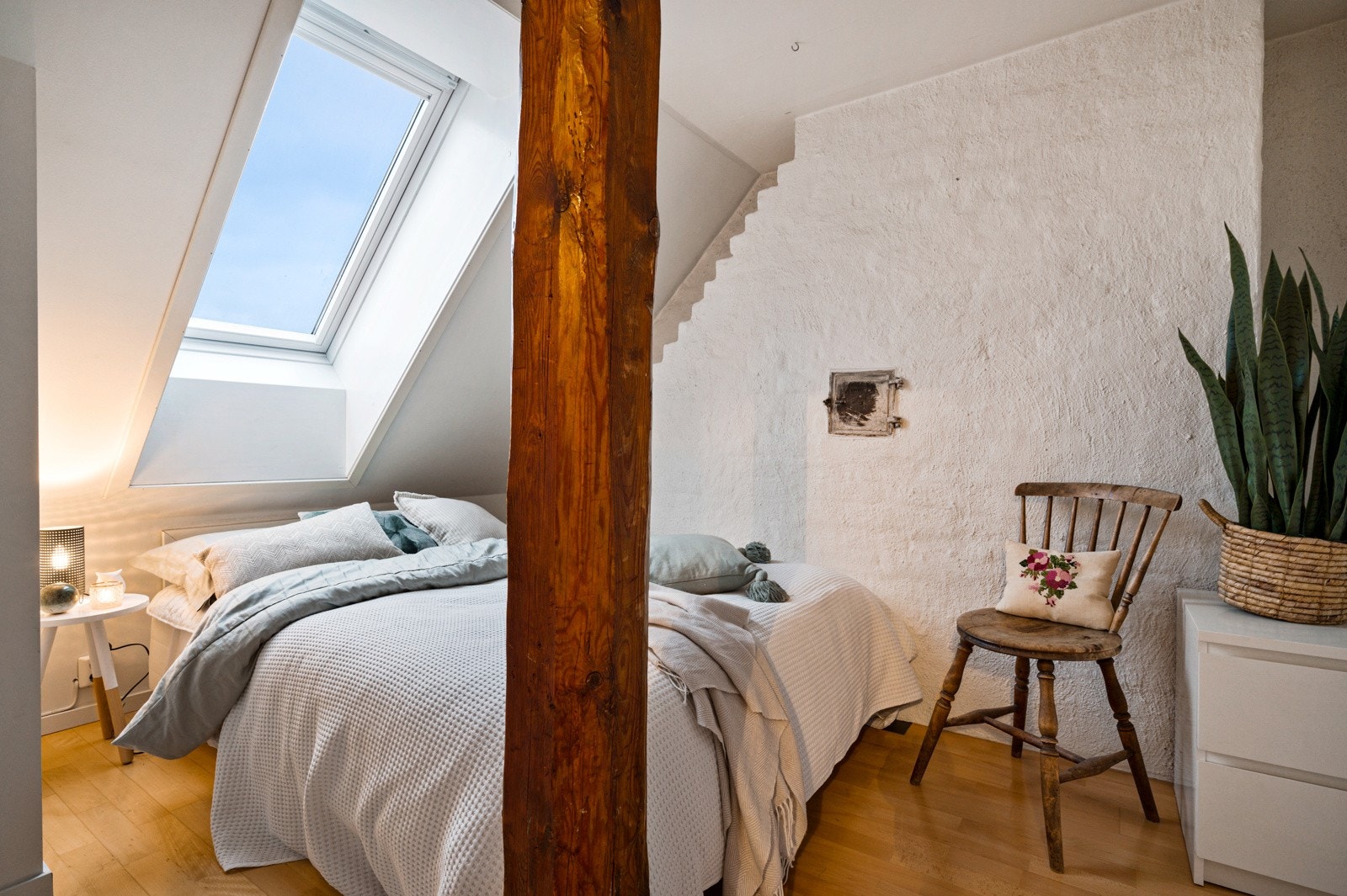 Soverom 2 med takvindu i loftetasjen. Galleribilde