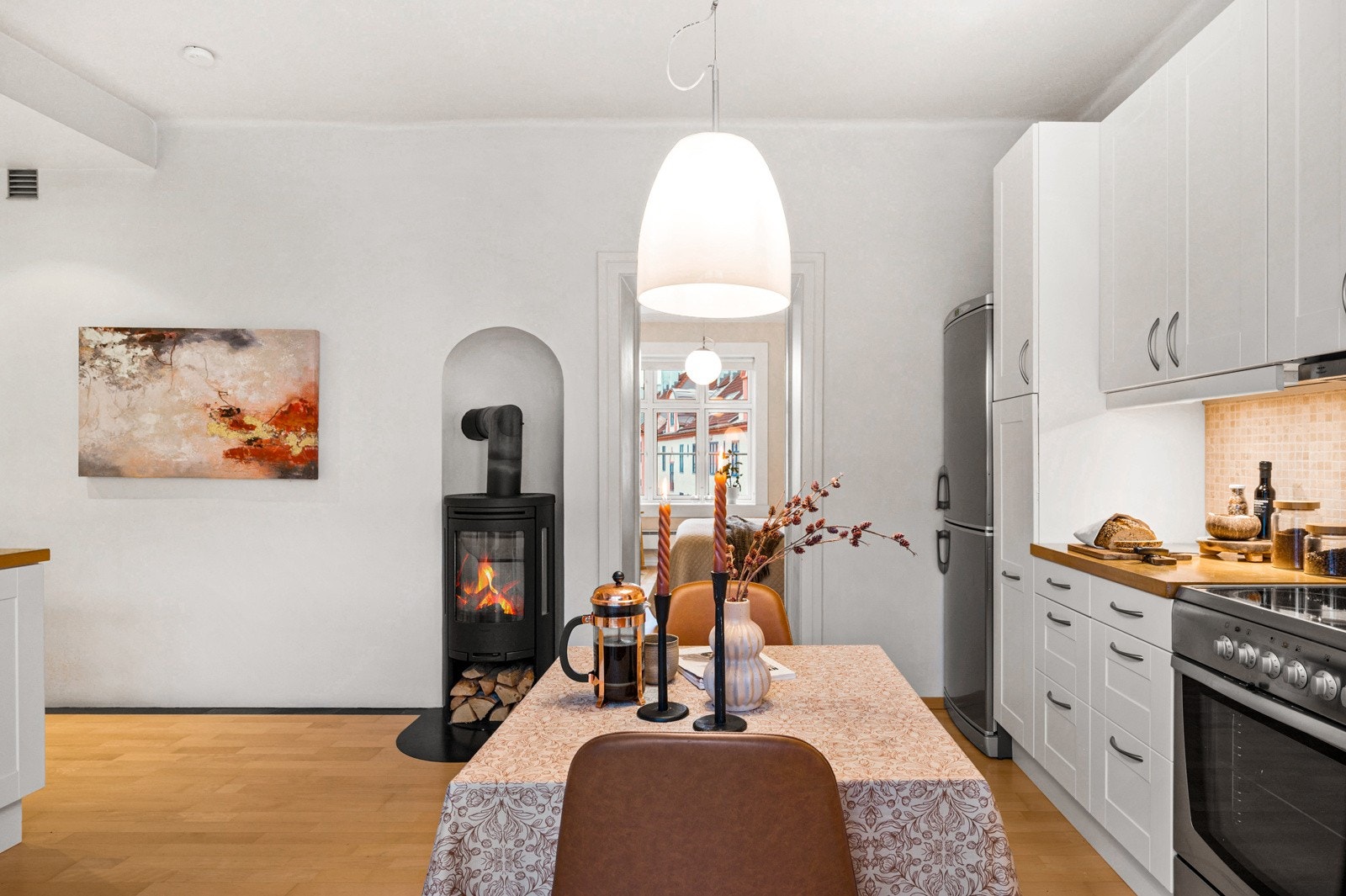 På kjøkkenet er det en nyere ovn som varmer ekstra godt på kalde høst- og vinterdager. Galleribilde