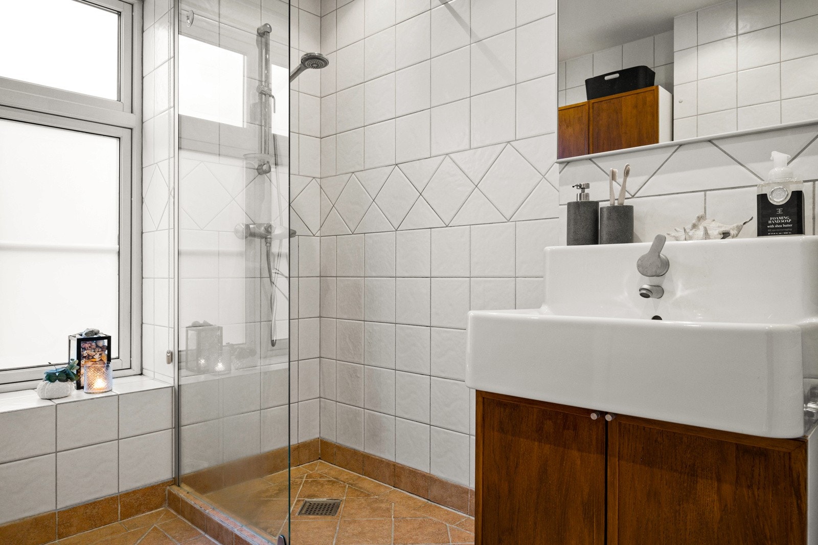 Badet har en svært fin størrelse, har gulvvarme og er pusset opp i 2004. Galleribilde