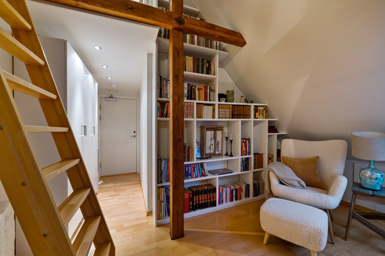 Stigen i stuen tar deg videre opp i hemsen. Galleribilde