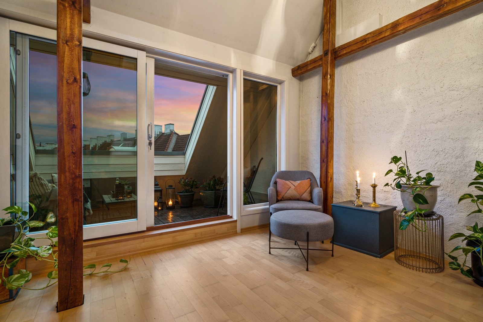 En lys og sjarmerende leilighet med en god takhøyde og en spennende planløsning over 2 etasjer + hems med sovermuligheter. Galleribilde