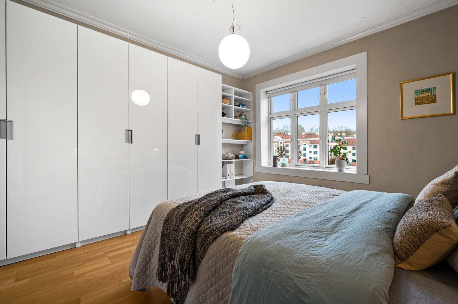 Mye lagringsplass i stor garderobeløsning på soverommet. Galleribilde