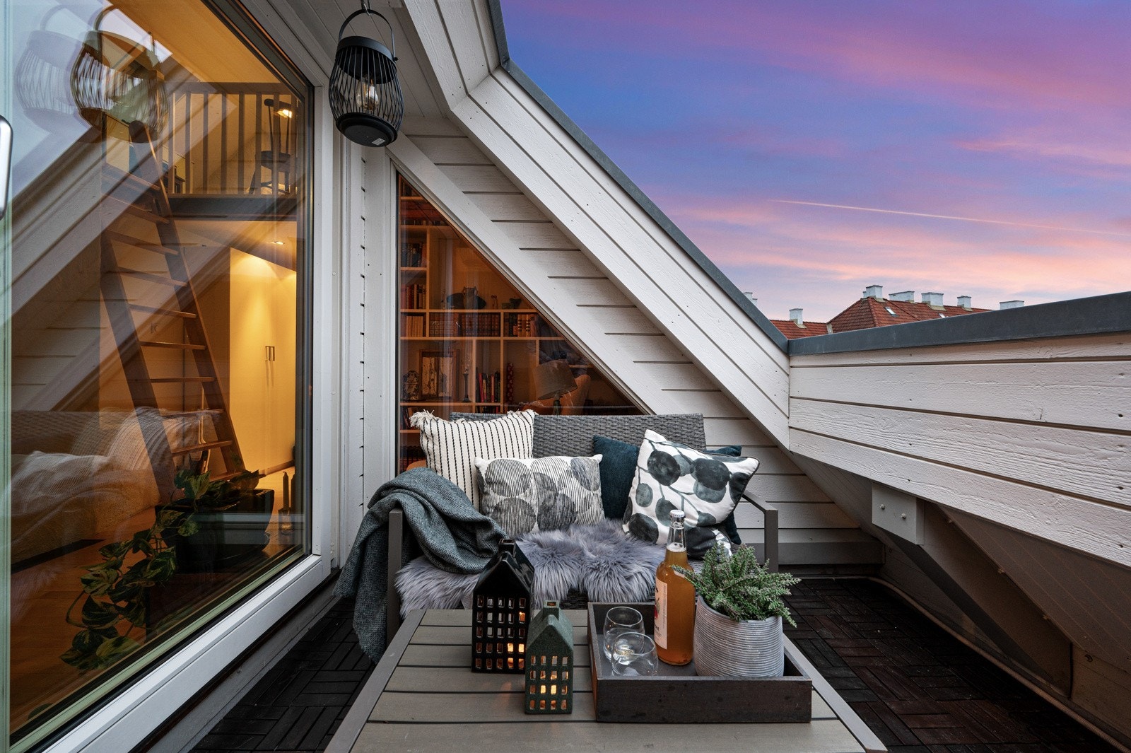 Privat takterrasse med utgang fra egen stue. Gode solforhold fra morgenen og utover dagen. Galleribilde