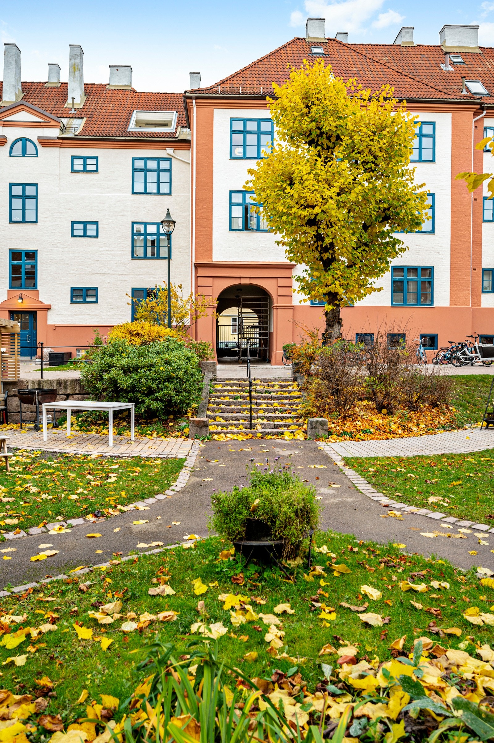 Klassiske detaljer i bebyggelsen med vakker arkitektur og frodig gårdsrom. Galleribilde