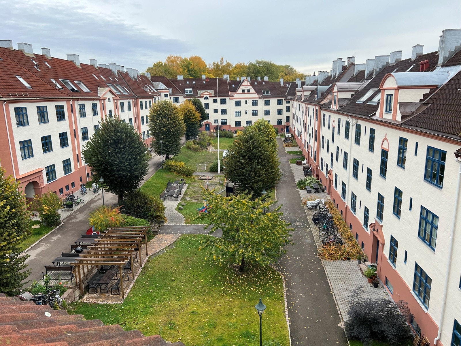 Hyggelig utsyn mot borettslagets fellesarealer i en trivelig bakgård. Galleribilde