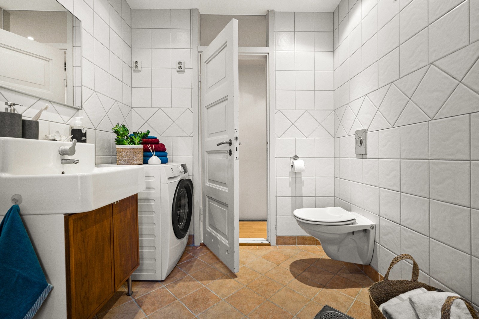 Opplegg for vaskemaskin på badet og plass til div.oppbevaringsmøbler. Det er også opplegg for bide og/eller badekar om ønskelig. Galleribilde