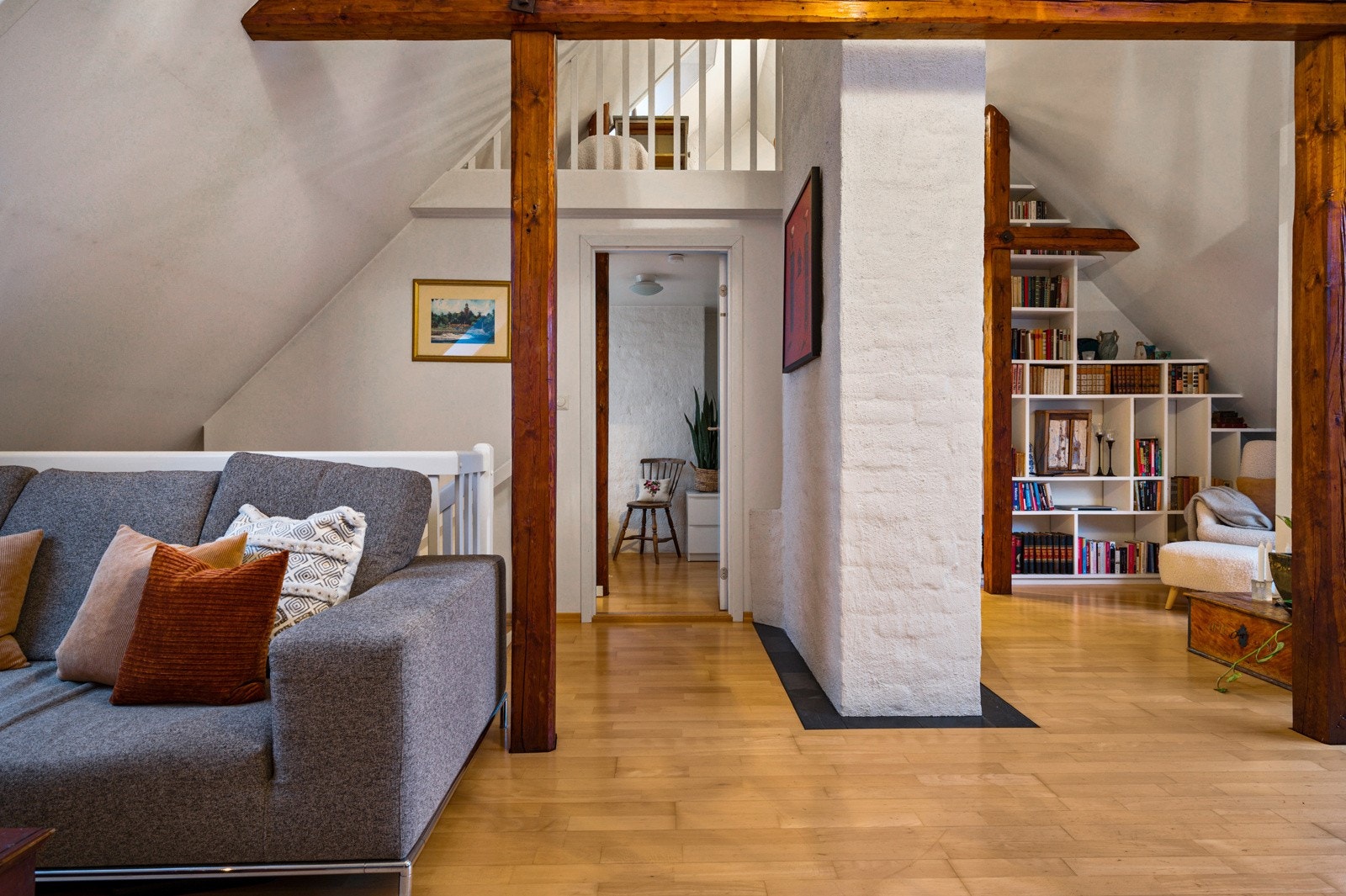 Stilig plassbygget bokhylle i stuen, og en hyggelig lese/kontorhjørne. Galleribilde