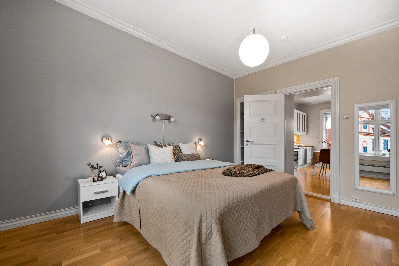 Soverommet har nylig fått en veggflate malt i en moderne gråfarge. Galleribilde