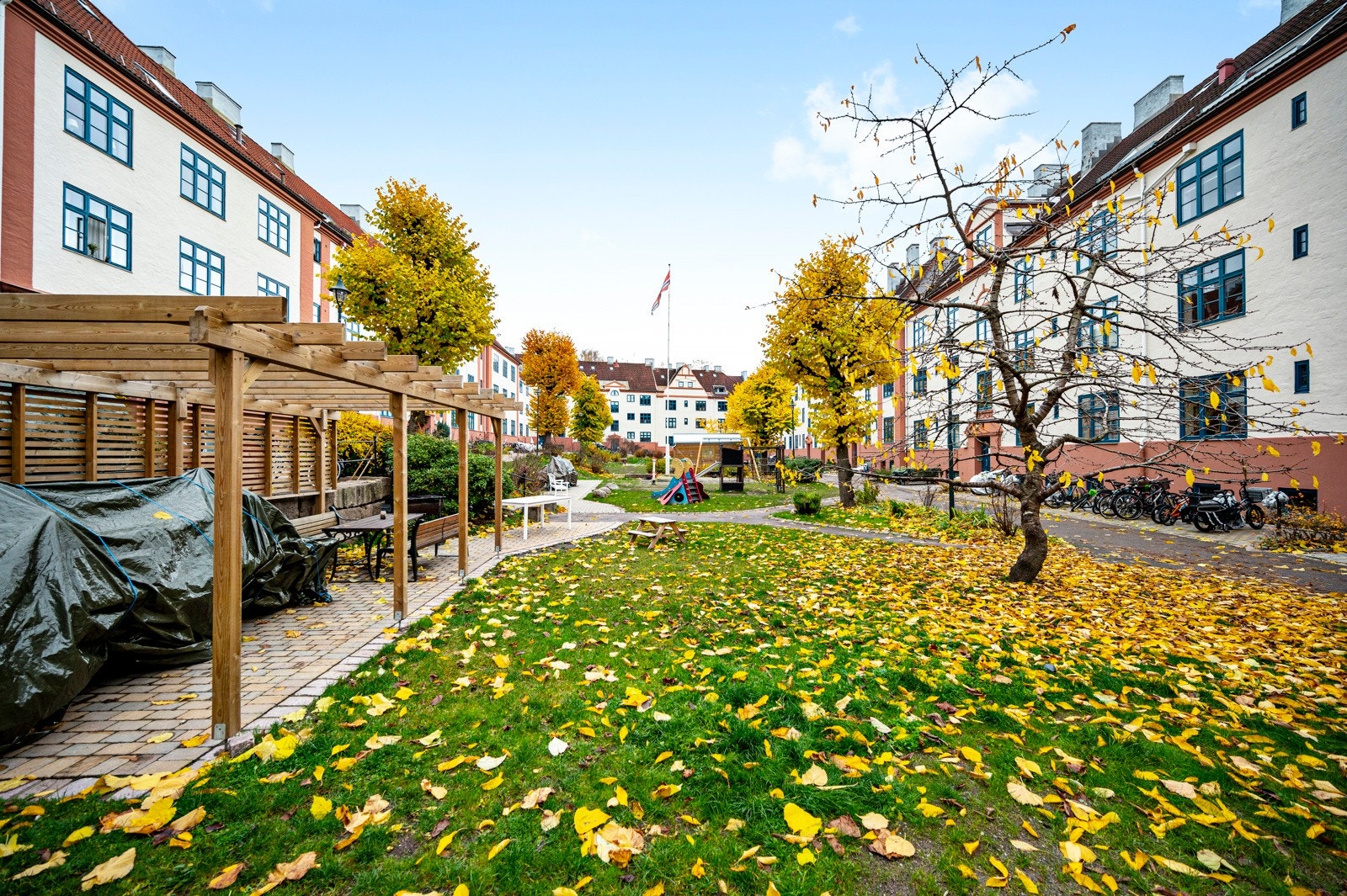 Borettslaget har en egen "Grønn gruppe" av frivillige som møtes jevnlig og bidrar til beplantning og stell av grøntarealer. Galleribilde