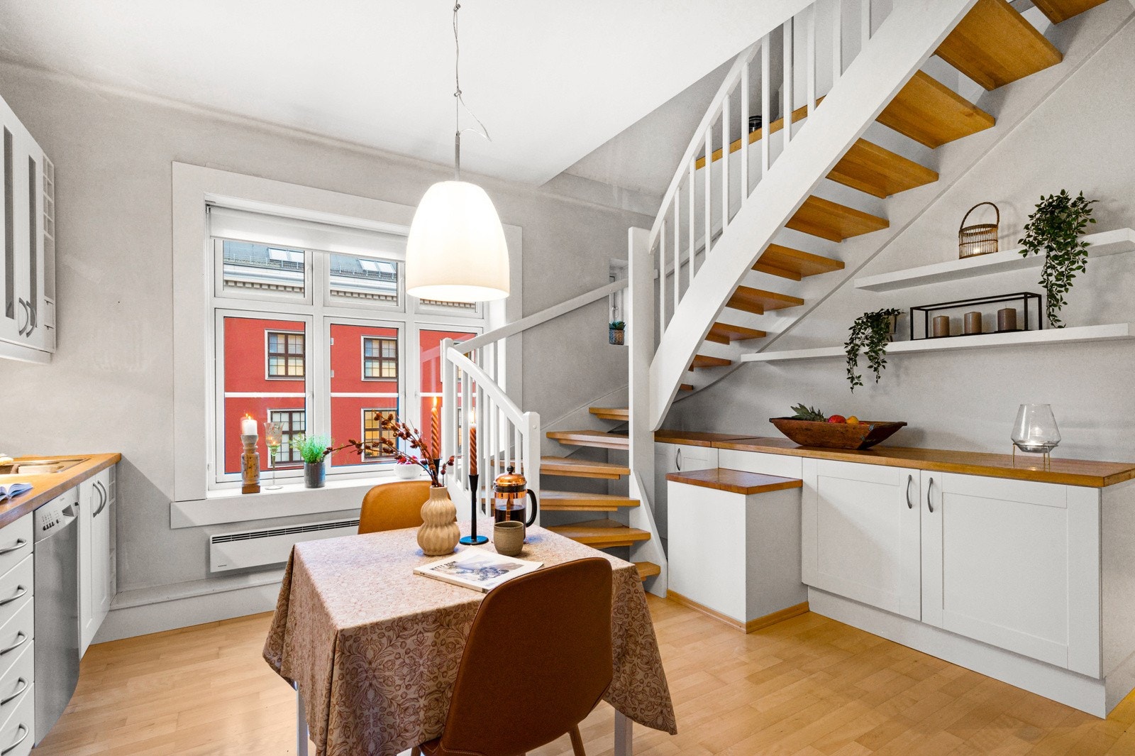 Sosialt kjøkken som er perfekt når venner og familie kommer på besøk. Galleribilde