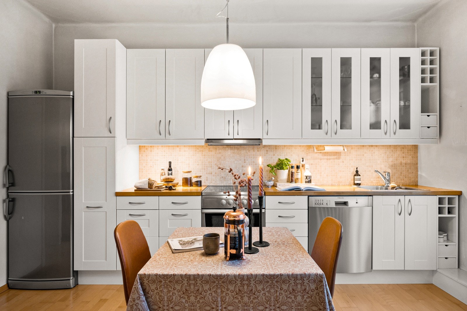 Kjøkkenet er utstyrt med benkeplate av tre og frittstående hvitevarer som medfølger boligen ved salg. Galleribilde