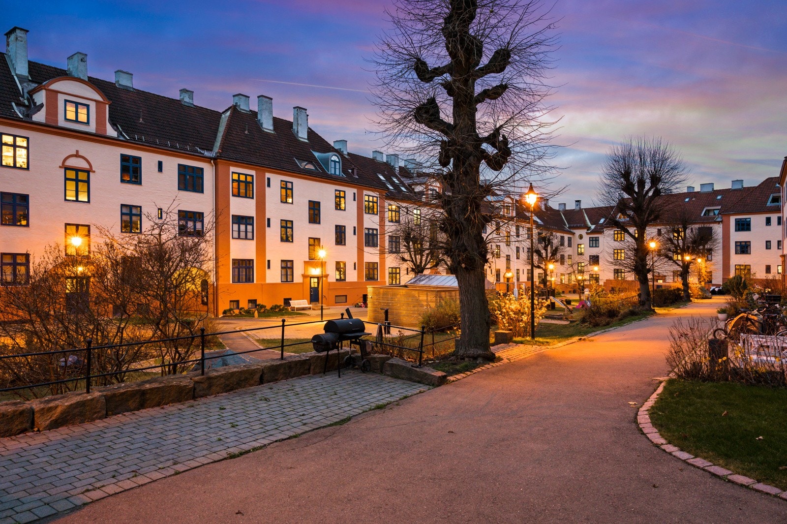 Grillplass i bakgården som beboerne kan benytte seg av. Det er også flere sittegrupper på området. Borettslaget har også en "sosial-gruppe" som arrangerer 17. mai feiringer, halloween og andre felles sosiale arrangementer for store og små. Galleribilde