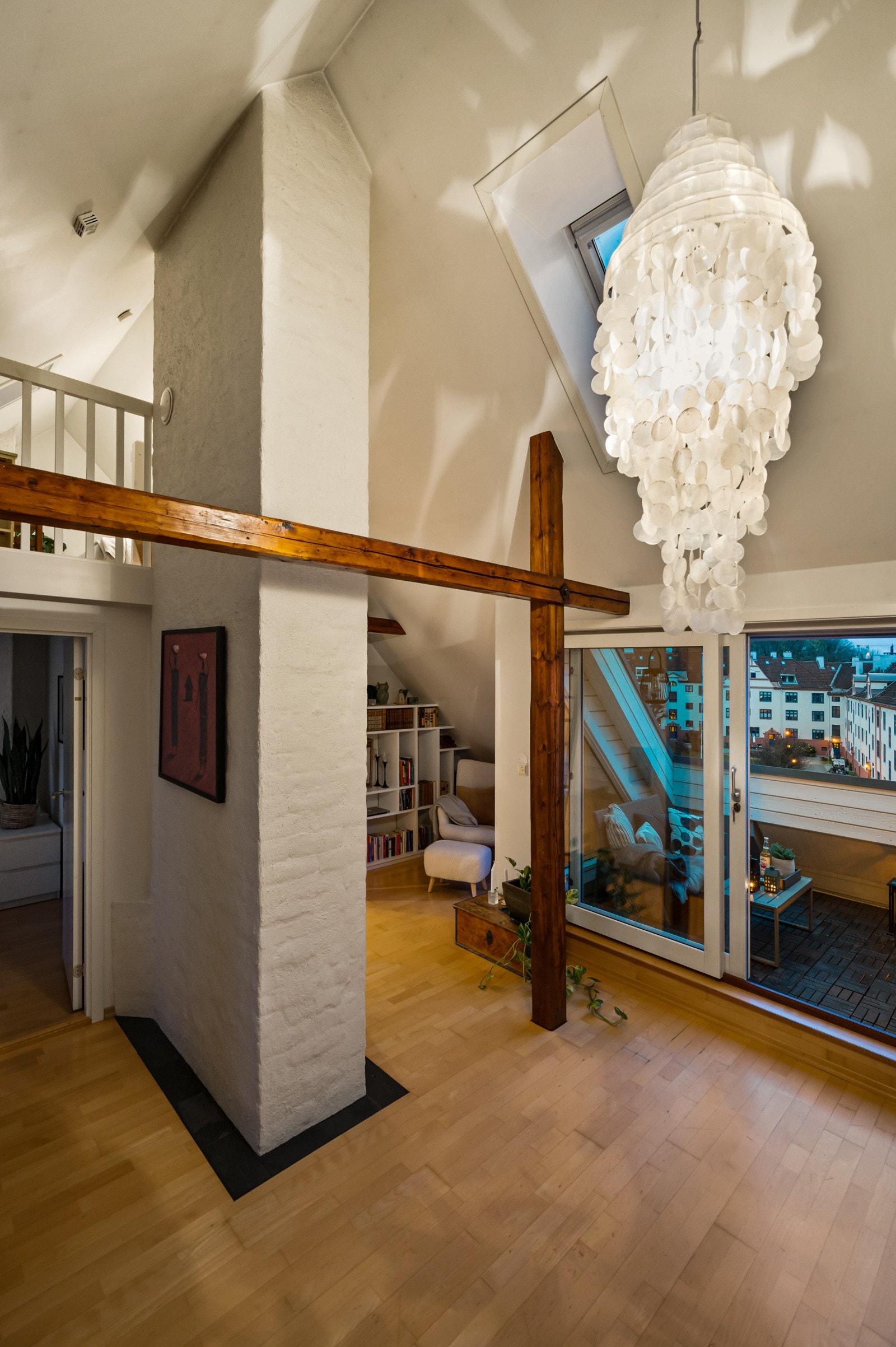 Generøs takhøyde i loftetasjen. Galleribilde