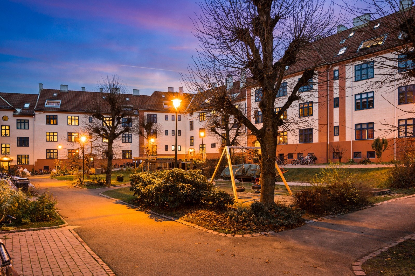 Borettslaget har et flott gårdsrom med store grøntområder og sittegrupper. Galleribilde