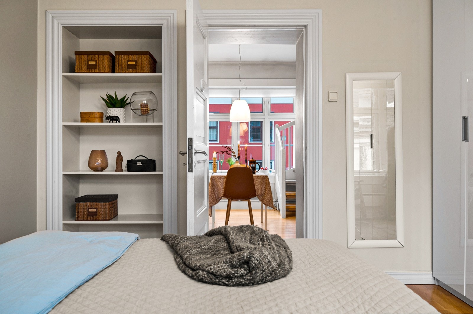 Plassbygget, praktisk og stilig hylle bygget i egen nisje på soverommet. Galleribilde