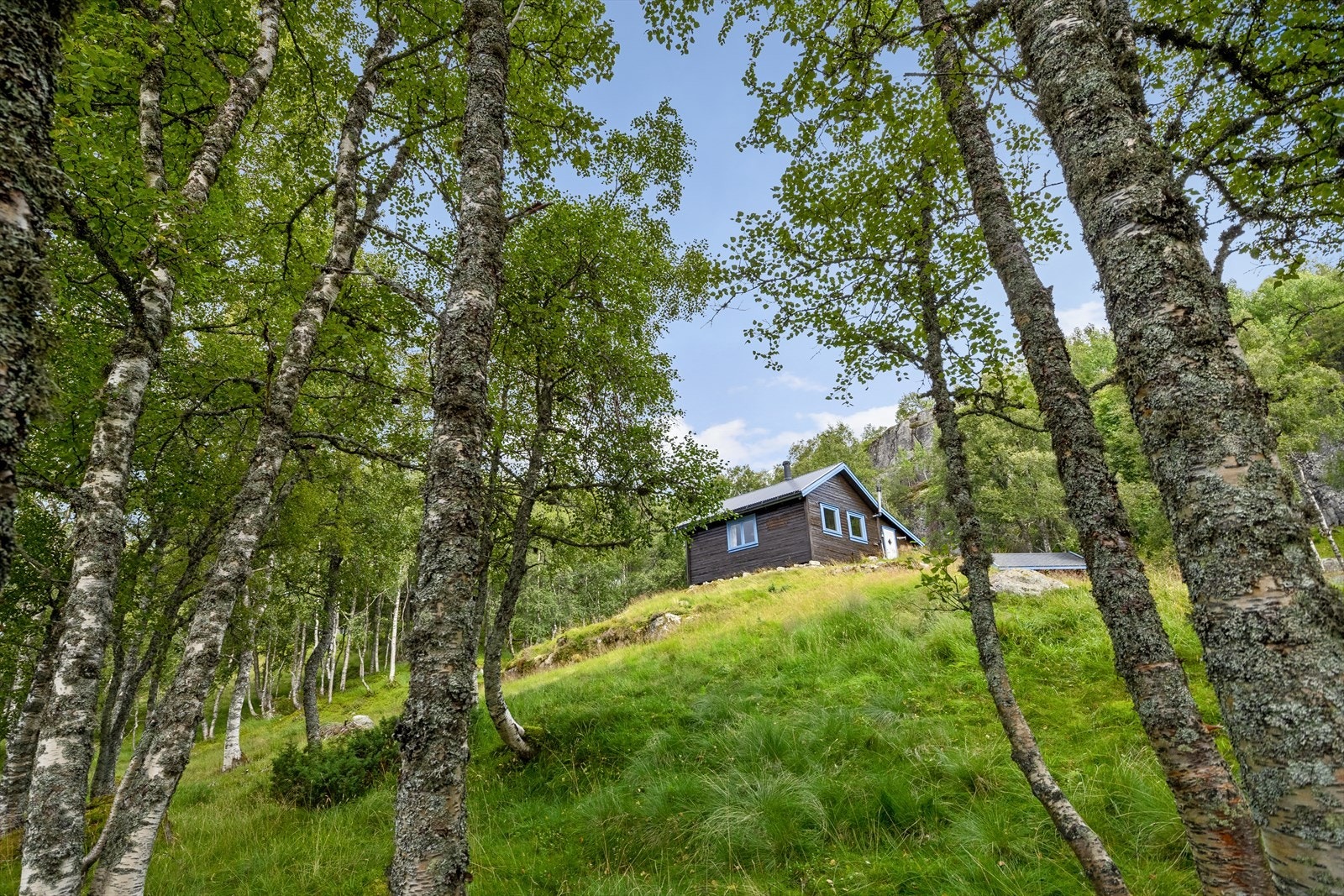 Hytta ligger fint til på en høyde som gir gode solforhold og flott utsikt. Galleribilde