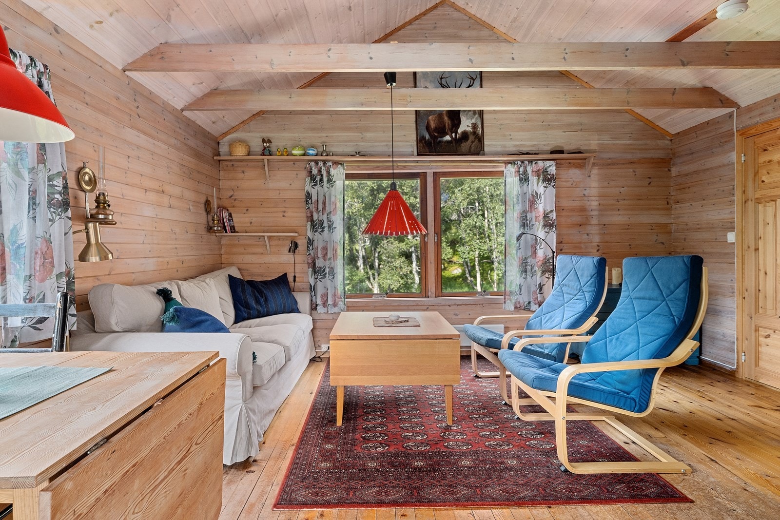 Boligens sosiale sone består av stue og kjøkken. Med god takhøyde får man en luftig romfølelse. Galleribilde