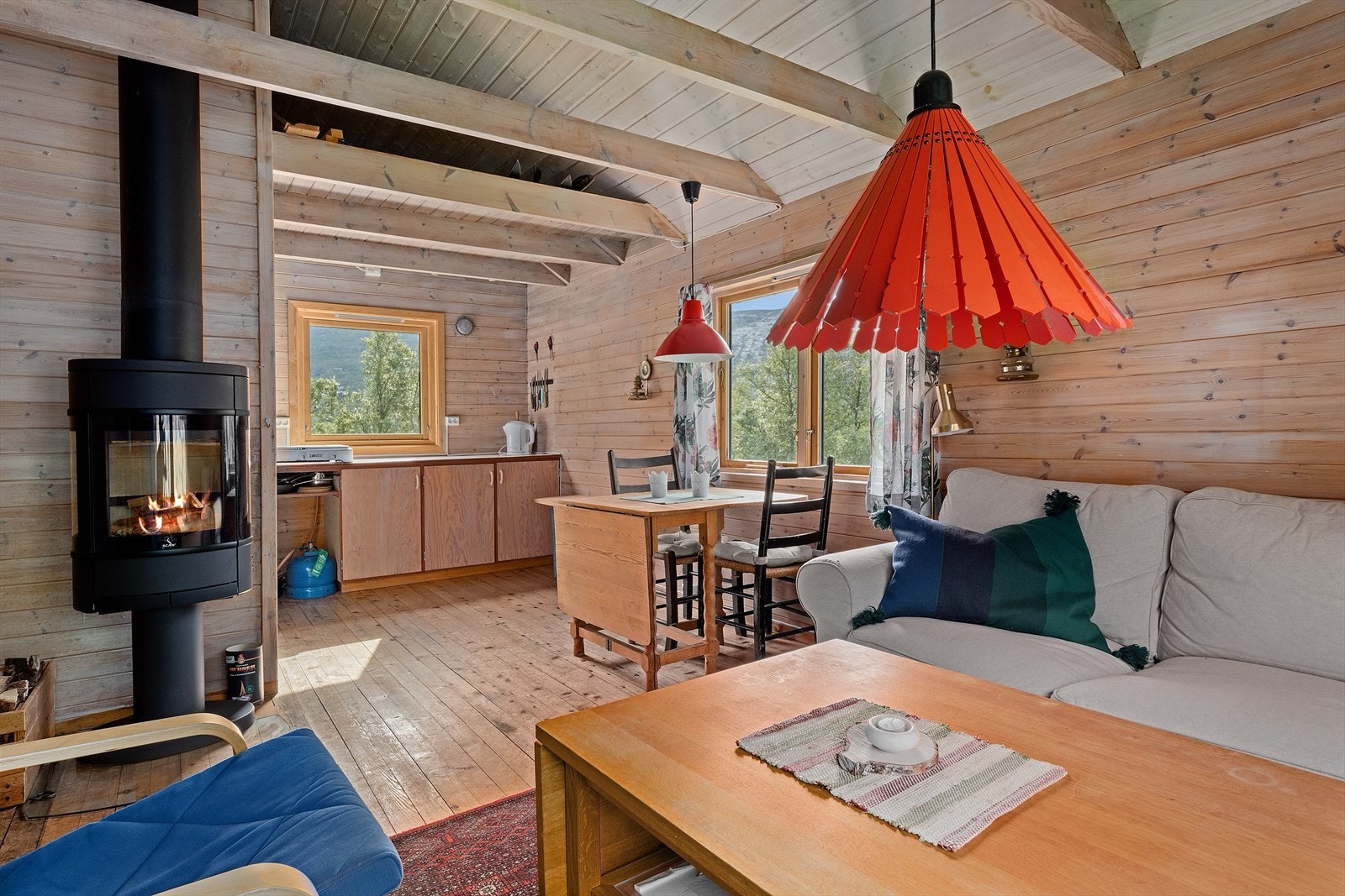 Ny ovn ble montert høsten 2016. Denne varmer godt på kalde høst- og vinterkvelder i tillegg til "ring hytta varm" funksjon. Galleribilde