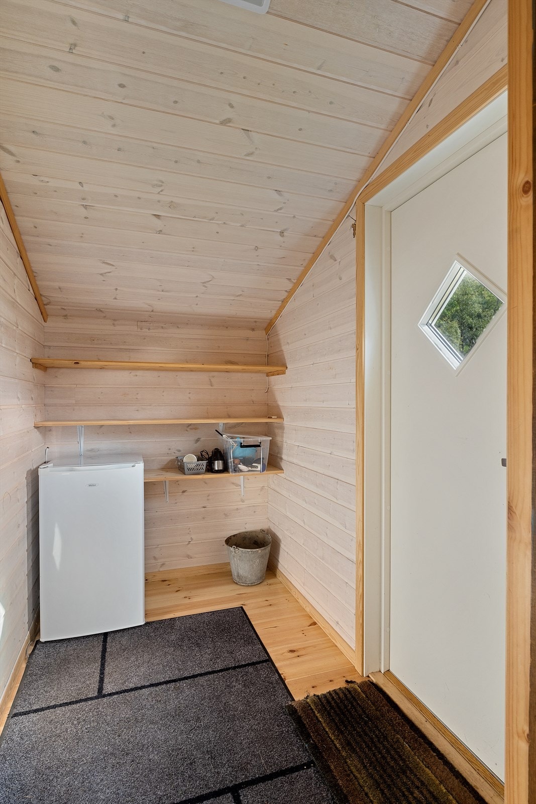 Velkommen inn! Romslig gang hvor man har god plass til å henge fra seg yttertøy og sko. Galleribilde