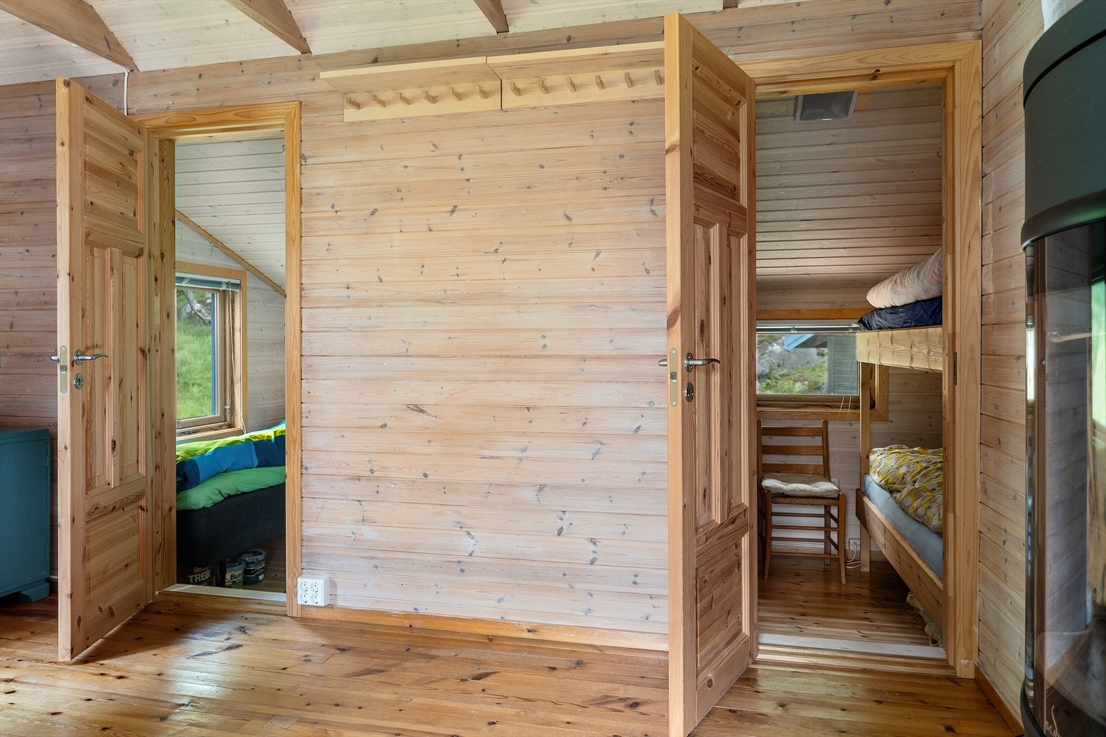 Fra stuen har man tilgang til to soverom som gir sengeplass til seks personer. Galleribilde