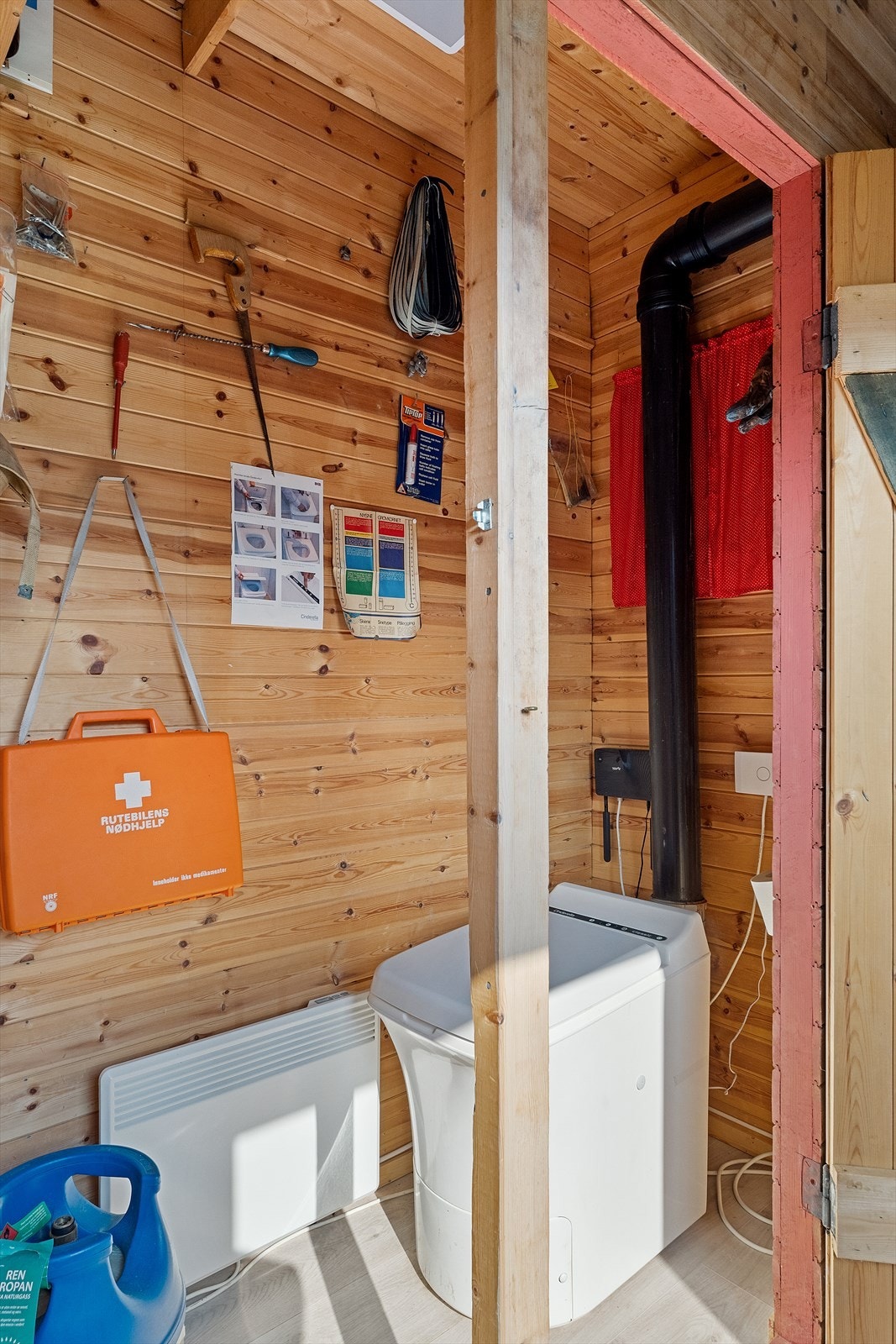 Toalettrom utstyrt med elektrisk Cinderella toalett. Galleribilde