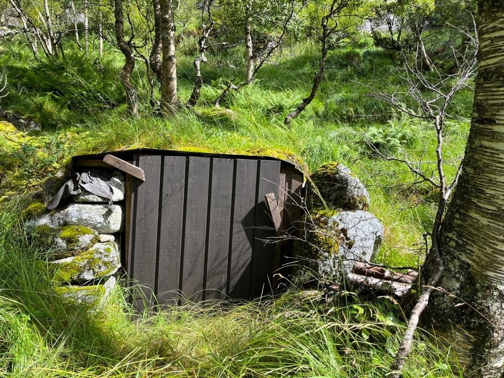 Hytta har egen brønn beliggende ca. 25 meter fra fra hytteveggen. (Privat bilde) Galleribilde