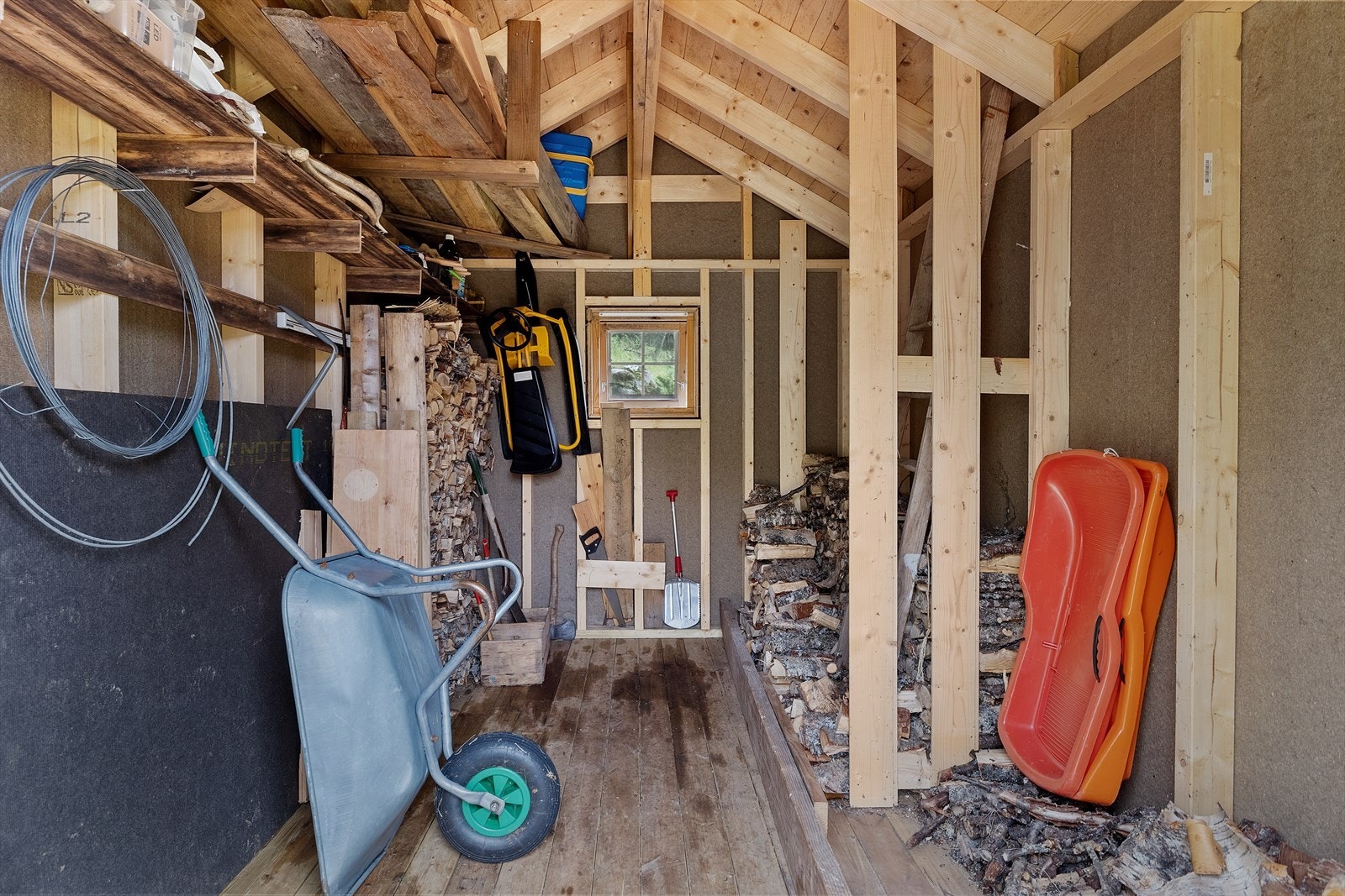 I boden har man god plass til lagring av utstyr og ved. Galleribilde