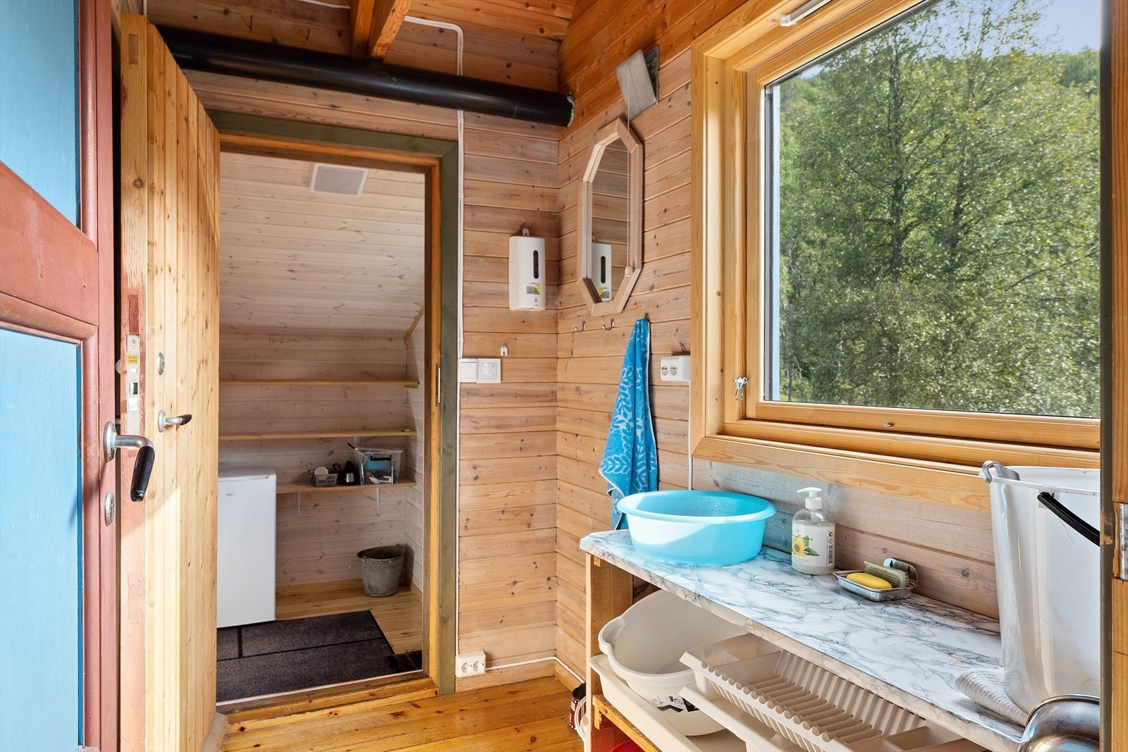 Rom mellom gang og kjøkken som benyttes til bad. Eget toalettrom til venstre. Galleribilde