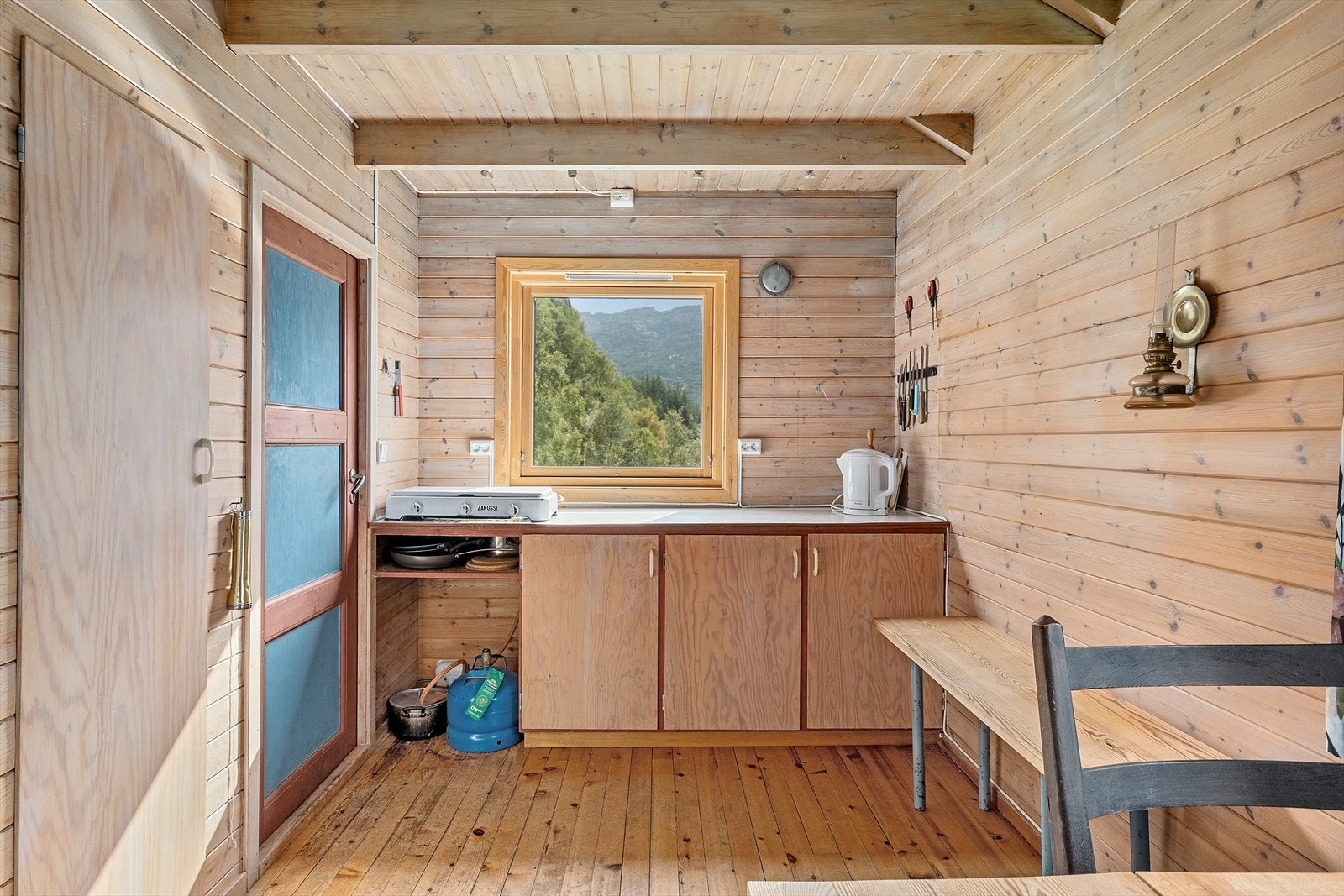Hytta er i dag utstyrt med et enkelt kjøkken, men det er plass for utvidelse om ønskelig. Galleribilde