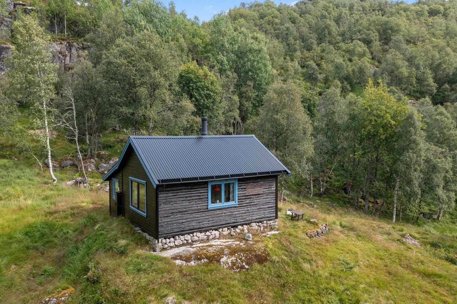 Hytta ligger sørvendt og fra hytteveggen kan fine soldager nytes! Nytt tak og fire nye vinduer i perioden 2016/2017. Galleribilde