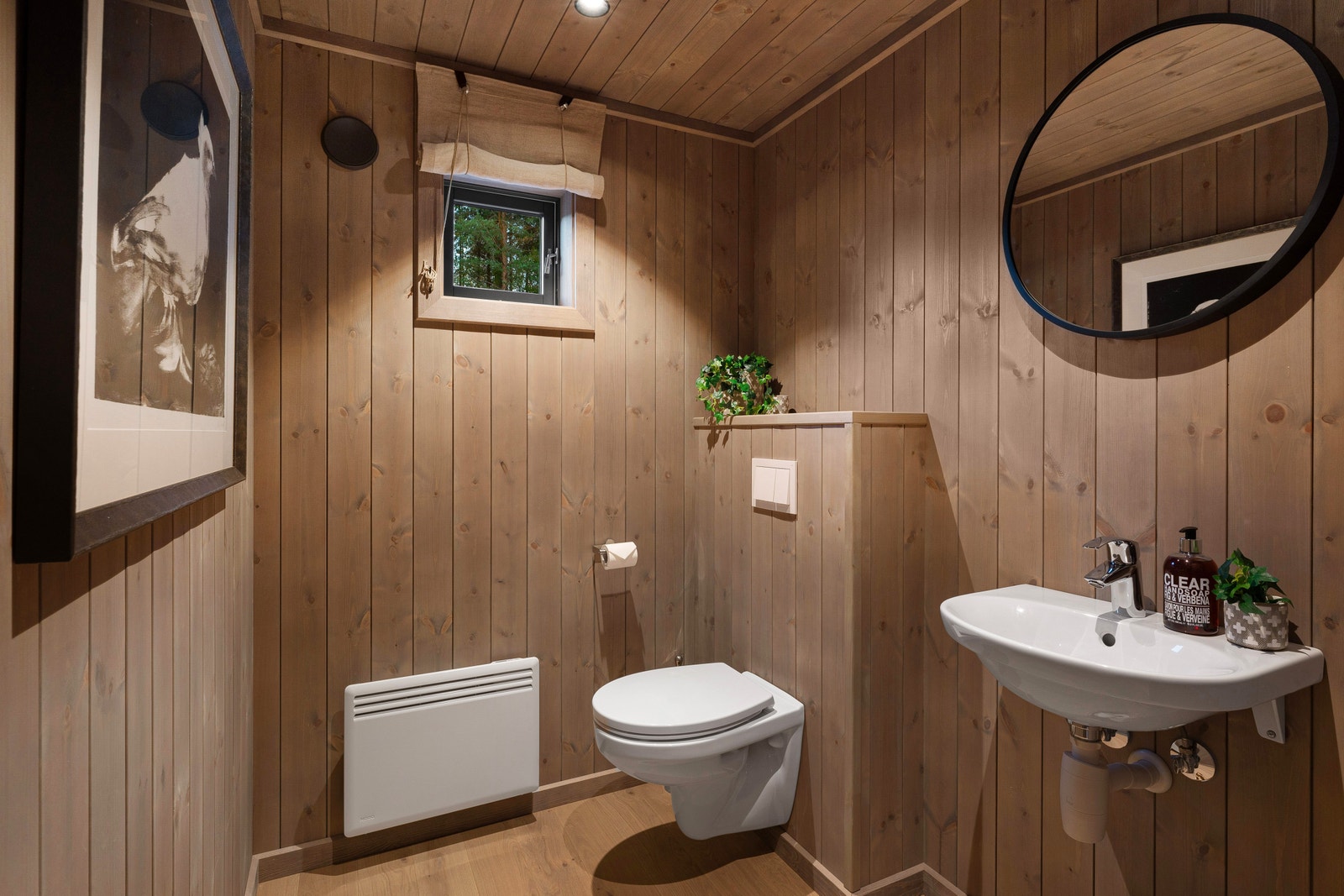 De fem følgende bilder er alle fra visningshytta på Hellerud. Den er veldig illustrerende for stilen til Saltdalshytta. Galleribilde