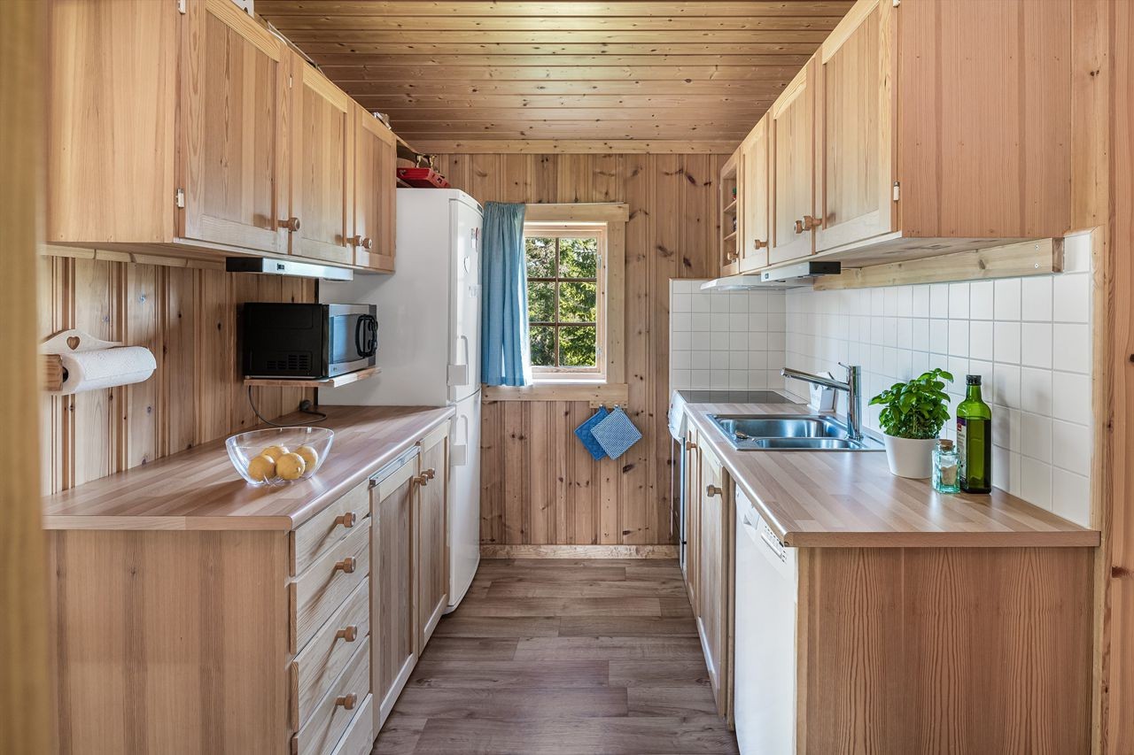 Kjøkkenet har innredning med profilerte fronter og laminat benkeplate. Praktisk laminatgulv i kjøkken, gang og soverom Galleribilde