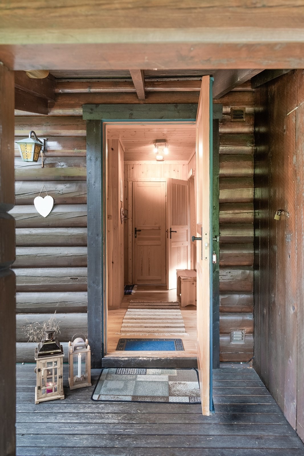 Hyggelig delvis overbygget inngangsparti med adkomst til entrèen og en utvendig bod Galleribilde