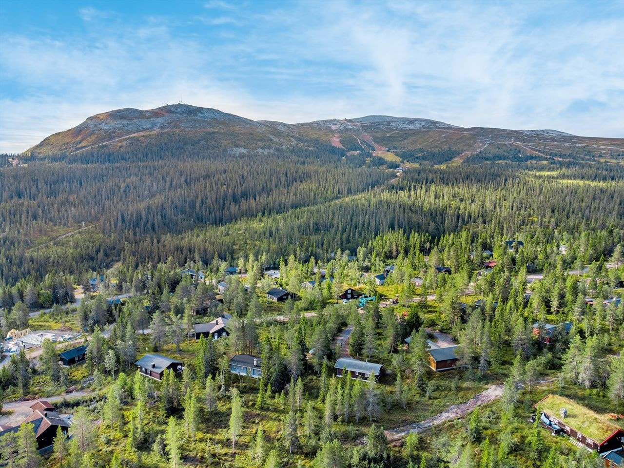 Hytta ligger i et rolig hytteområde. Til venstre ses heistraseen. Galleribilde