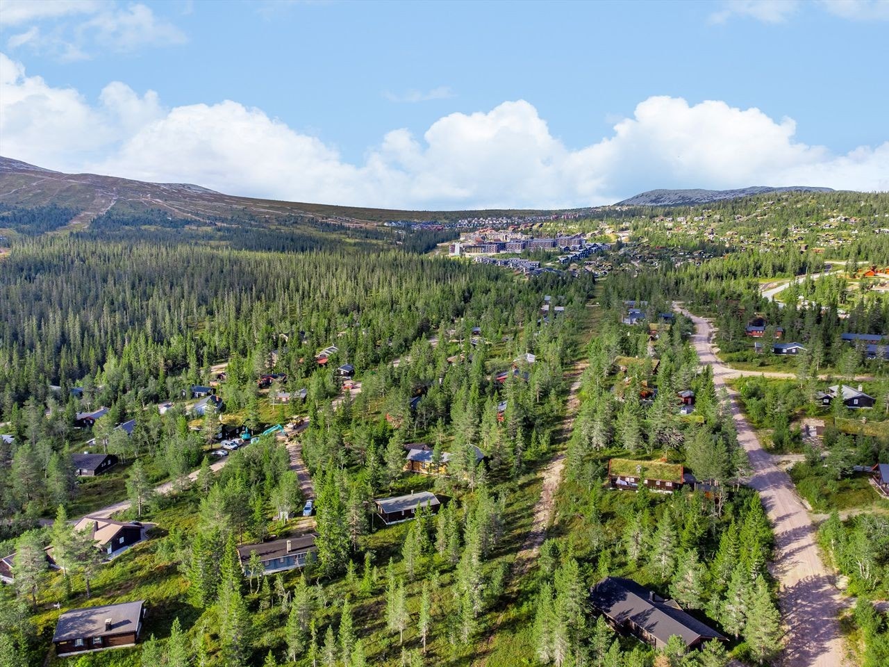 Bak hytta ses traseen der langrennsløypa går om vinteren. I bakkant spa-hotellet i Fageråsen Galleribilde