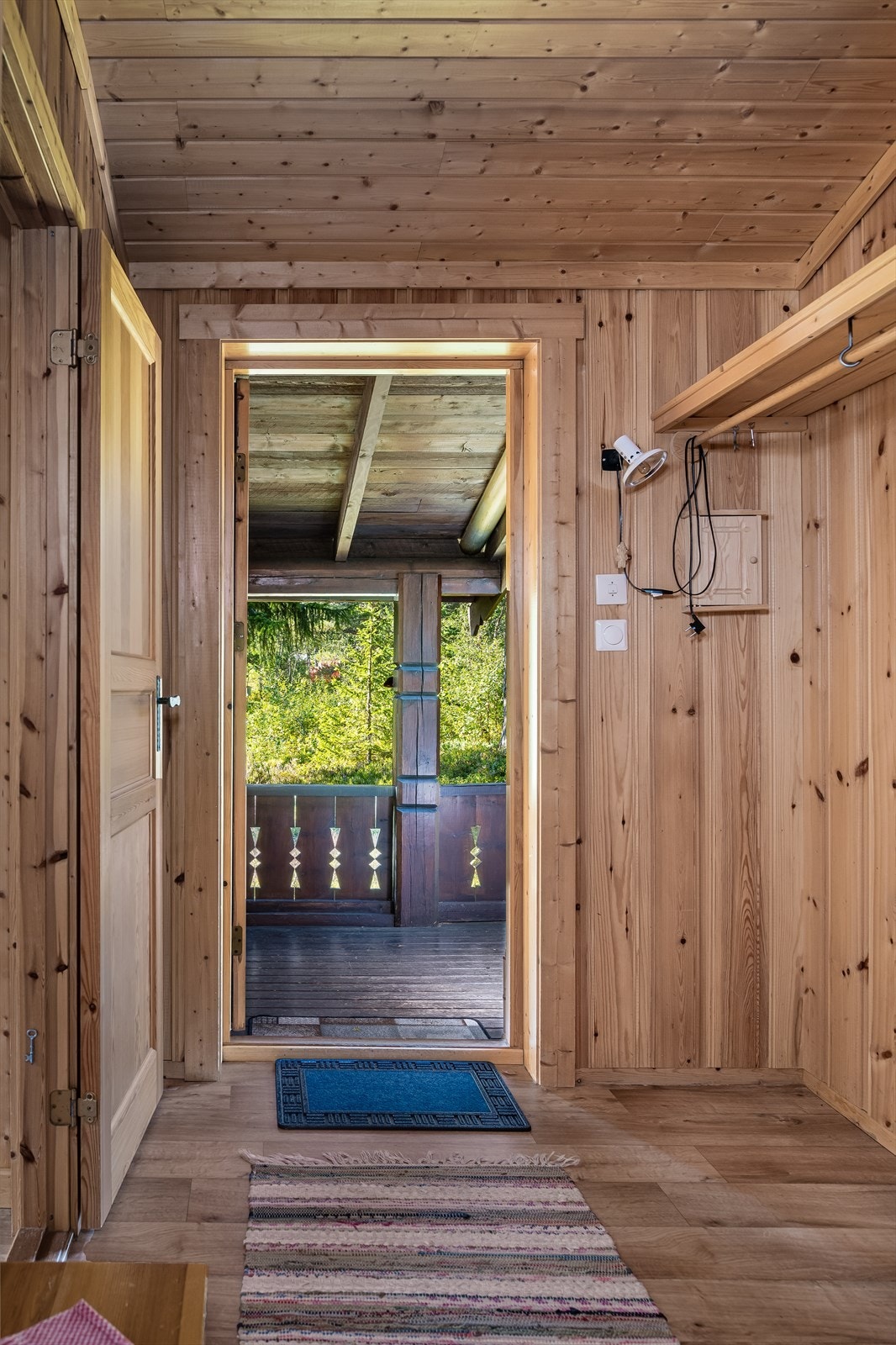 Entrèen har praktisk nisje til å henge fra seg yttertøy og sko. Her er også dør til tørkeskapet med separat oppvarming Galleribilde