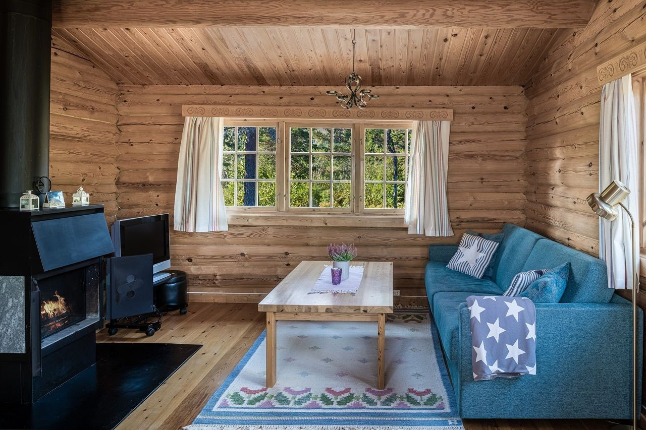 Koselig sofakrok framfor peisen Galleribilde