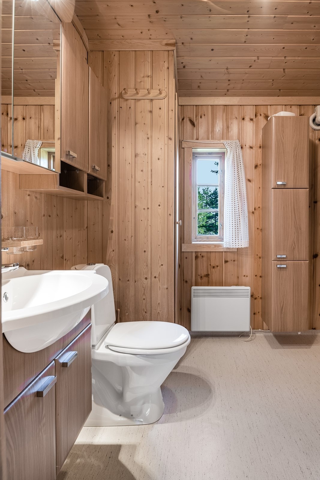 Et nyere bad av god størrelse. Her er også et bodskap for oppbevaring. Varmtvannsberederen er i nedre del i et av baderomsskapene Galleribilde