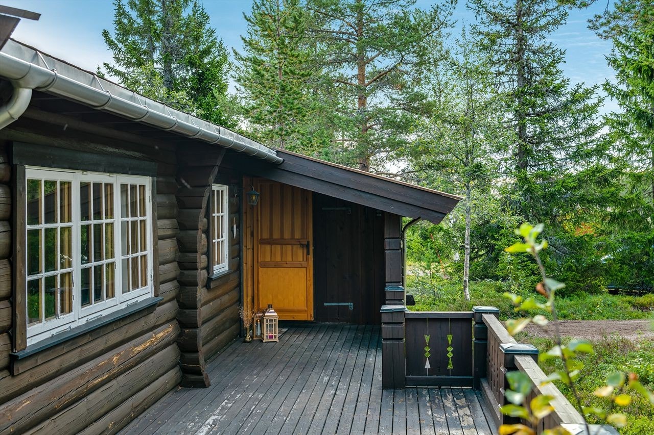 Delvis overbygd inngangspart med adkomst til utvendig bod. Terrassen blir beiset før salg Galleribilde