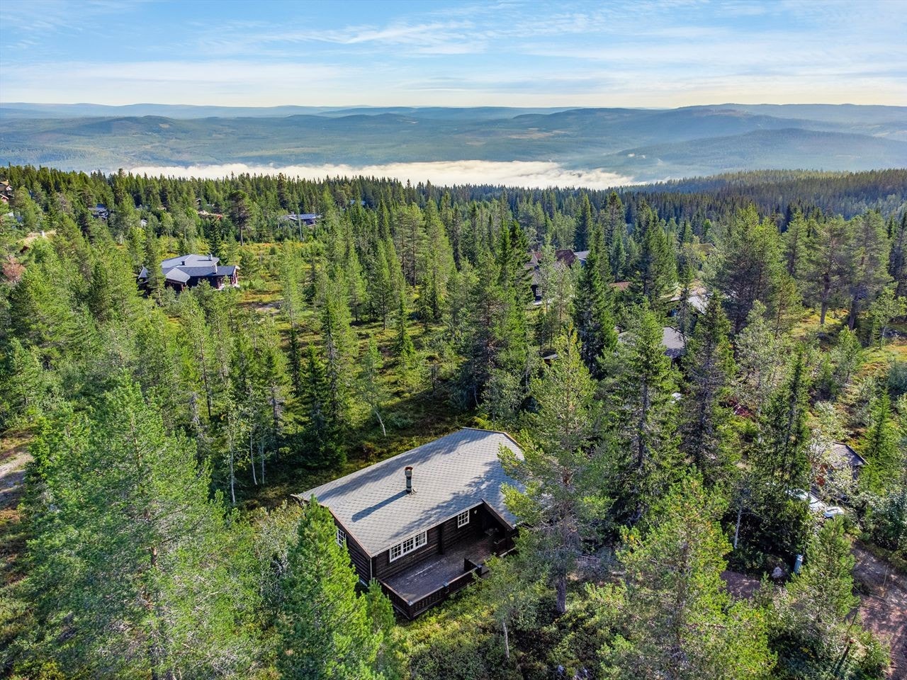 Bilde ned mot dalføret. Trysilfjellet byr på fine friluftsaktiviteter. Området har varierte turstier og turmål sommer og vinter. Ski- og sykkeltilbudet er hovedattraksjon. Galleribilde