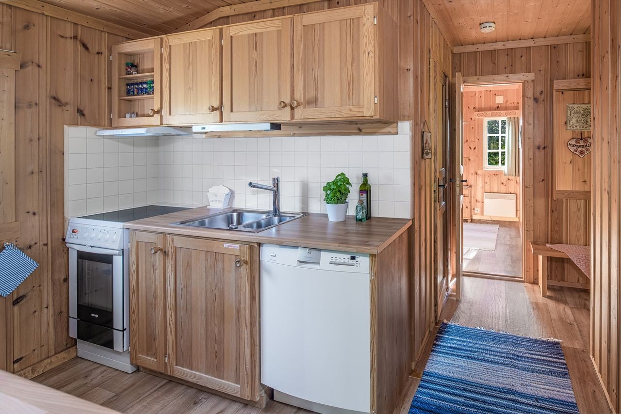 Hvite fliser mellom under- og overskap ved koke- og vaskesone Galleribilde