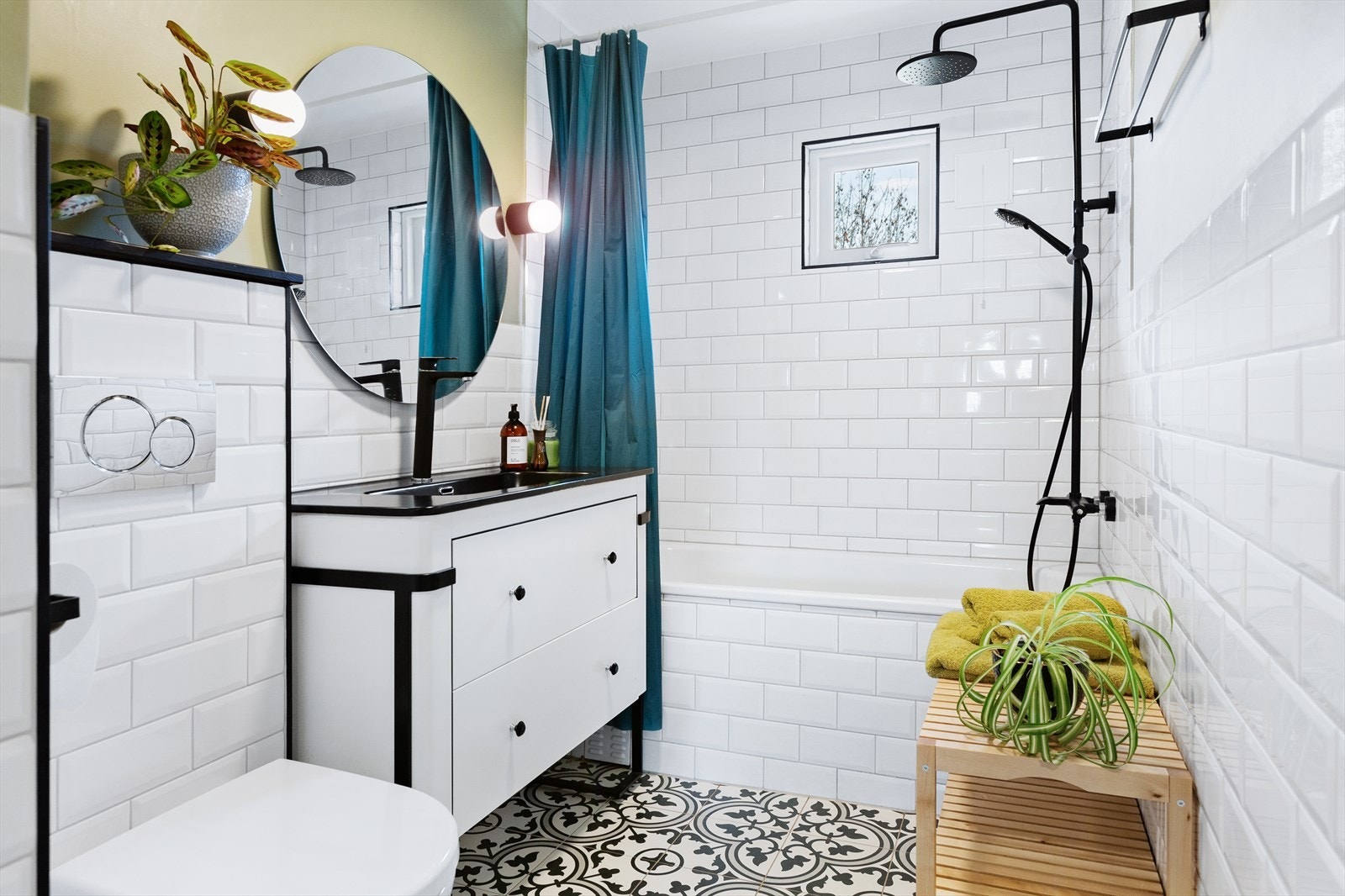 Lyst og delikat bad. Renovert i 2021 med hele 12 års tetthetsgaranti fra De Lilla! Galleribilde