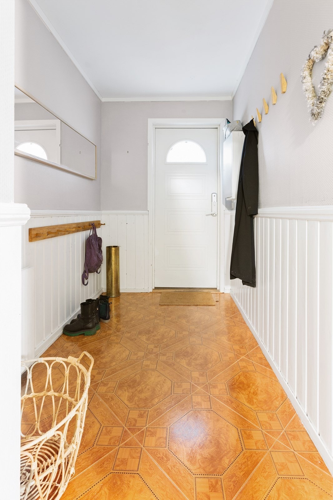 Inngang, utgang, oppgang, entrè... Et sted og sette fra seg paraplyen, rette litt på sveisen og glede seg til å gå ut. Eller bli invitert inn. Førsteinntrykket som skaper forventninger. Galleribilde