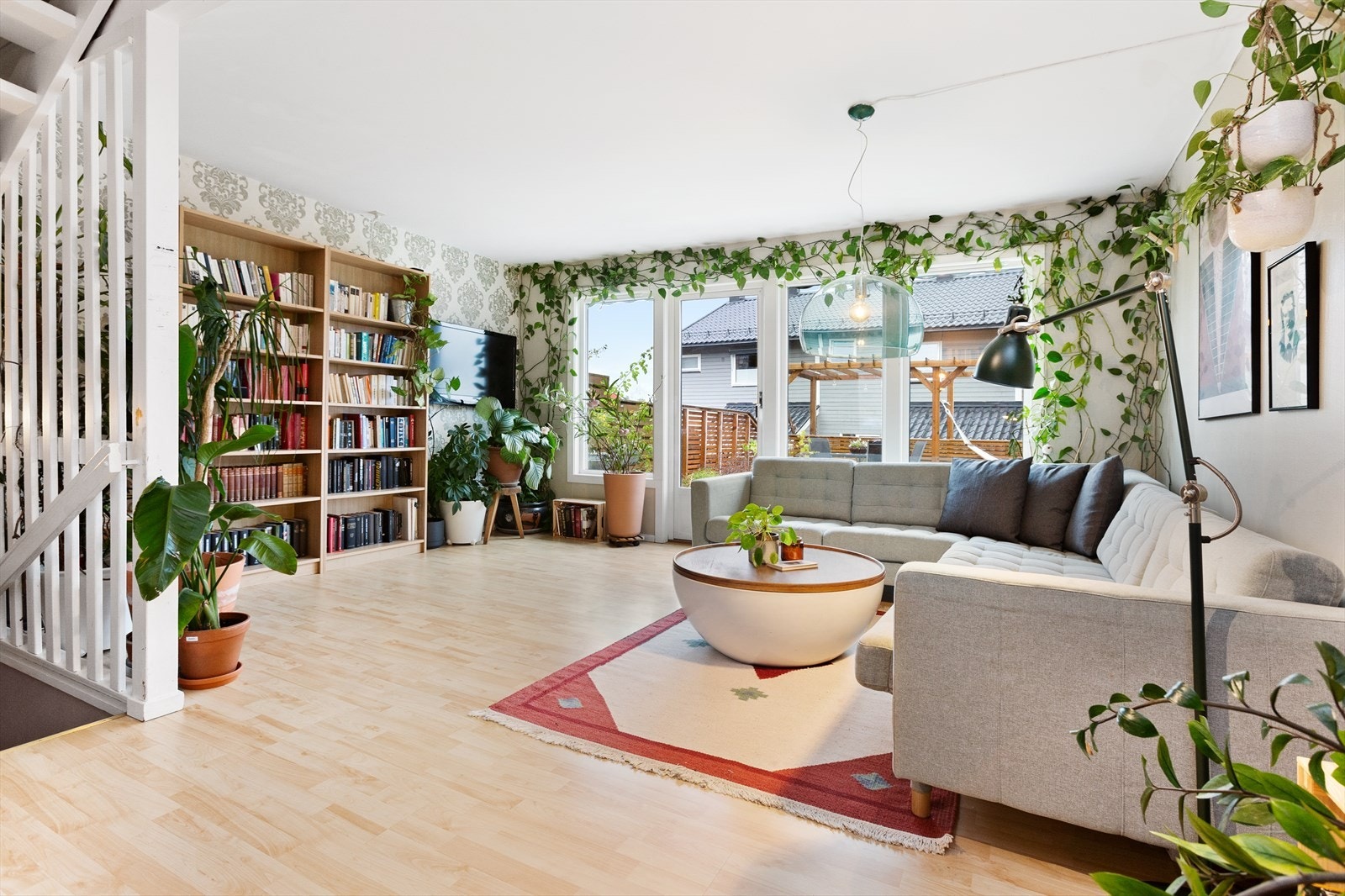 Dagligstue, TV-stue, spisestue... uansett fornavn er stuen et rom for avkobling og hygge. Alene eller i selskap med familie og venner. En invitasjon til gode opplevelser. Galleribilde