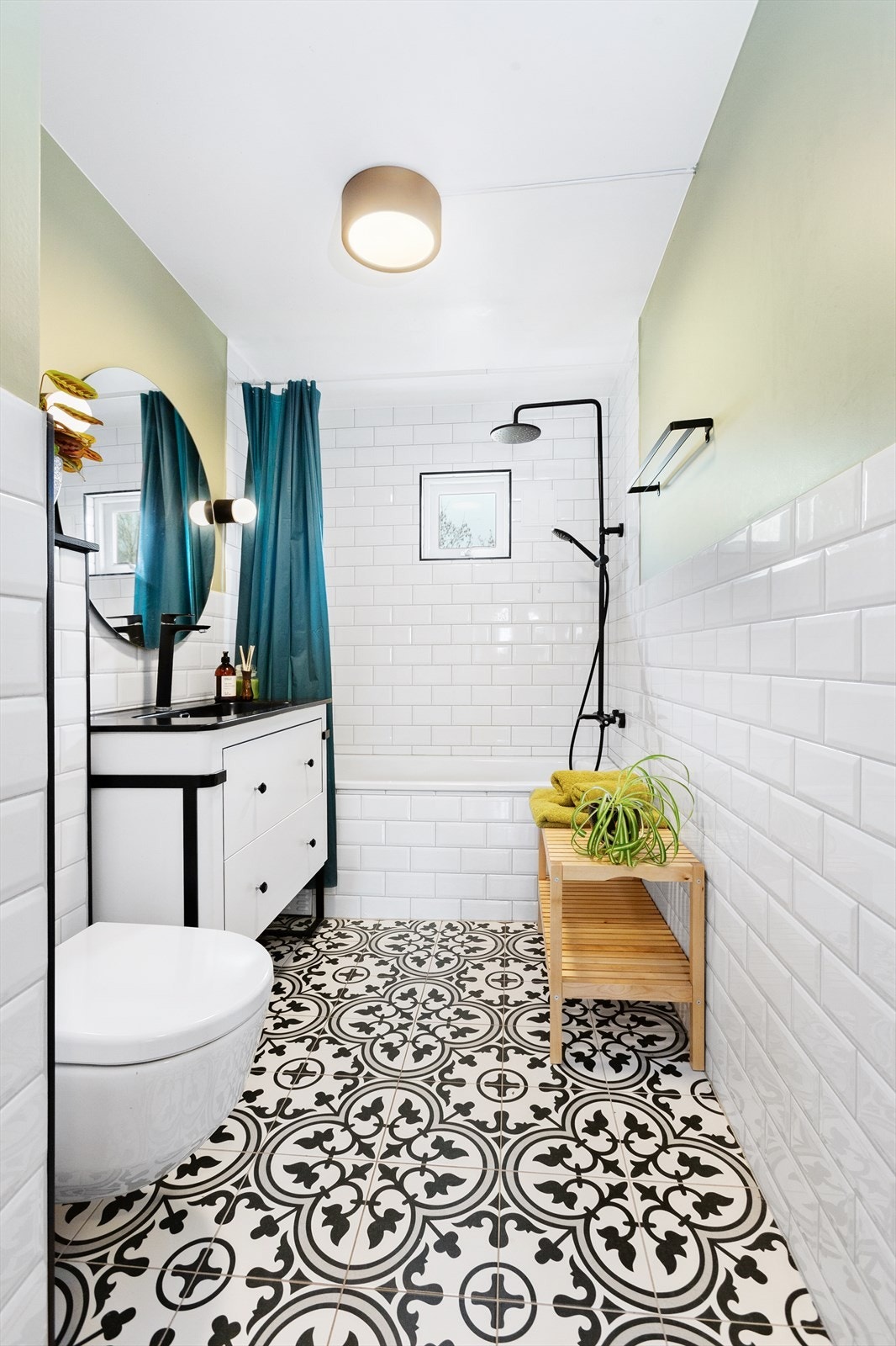 Våkne opp. Forberede seg på en ny dag. Møte fremtiden. Eller trekke seg tilbake, lukke øynene og legge dagen bak seg. Rom for forfengelighet og velvære - og drømmer av alle slag. Galleribilde