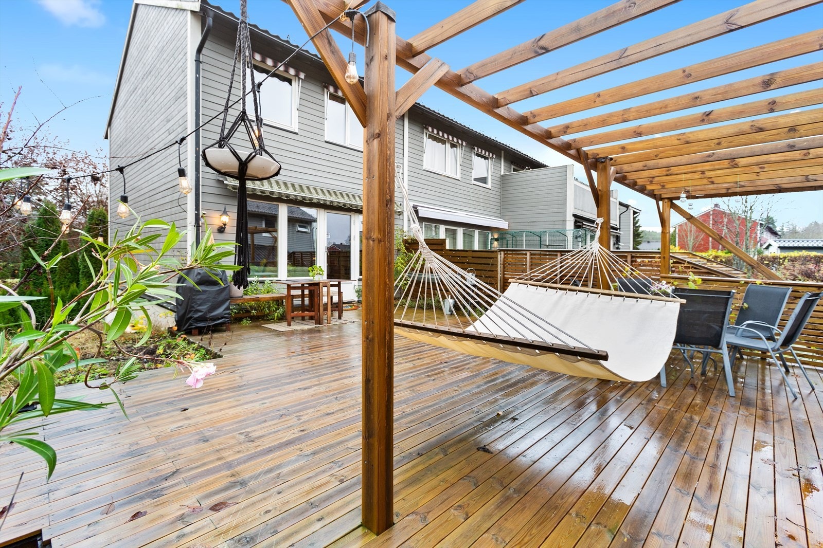 Forleng og nyt sommeren med denne store og praktiske pergolaen. Galleribilde