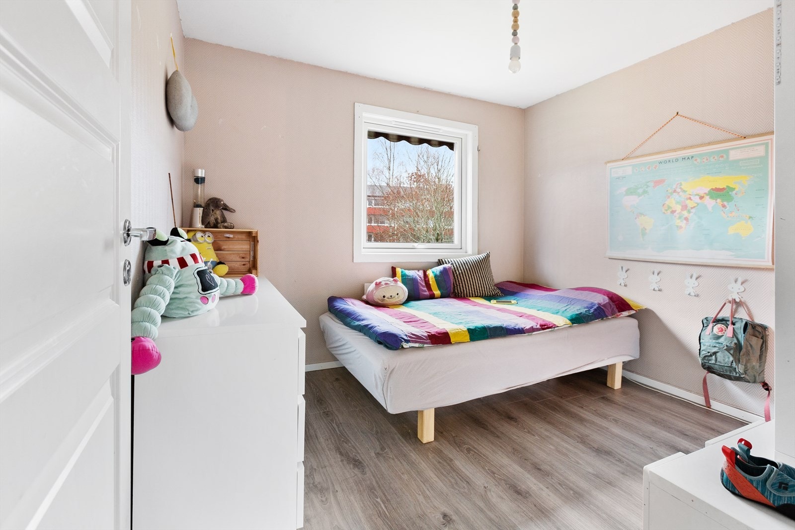 Tre gode og lune soverom i 3.etg. med god plass til enkelt- eller dobbeltseng, samt tilhørende møblement. Gode vindusflater sikrer rikelig med naturlig dagslys. Galleribilde