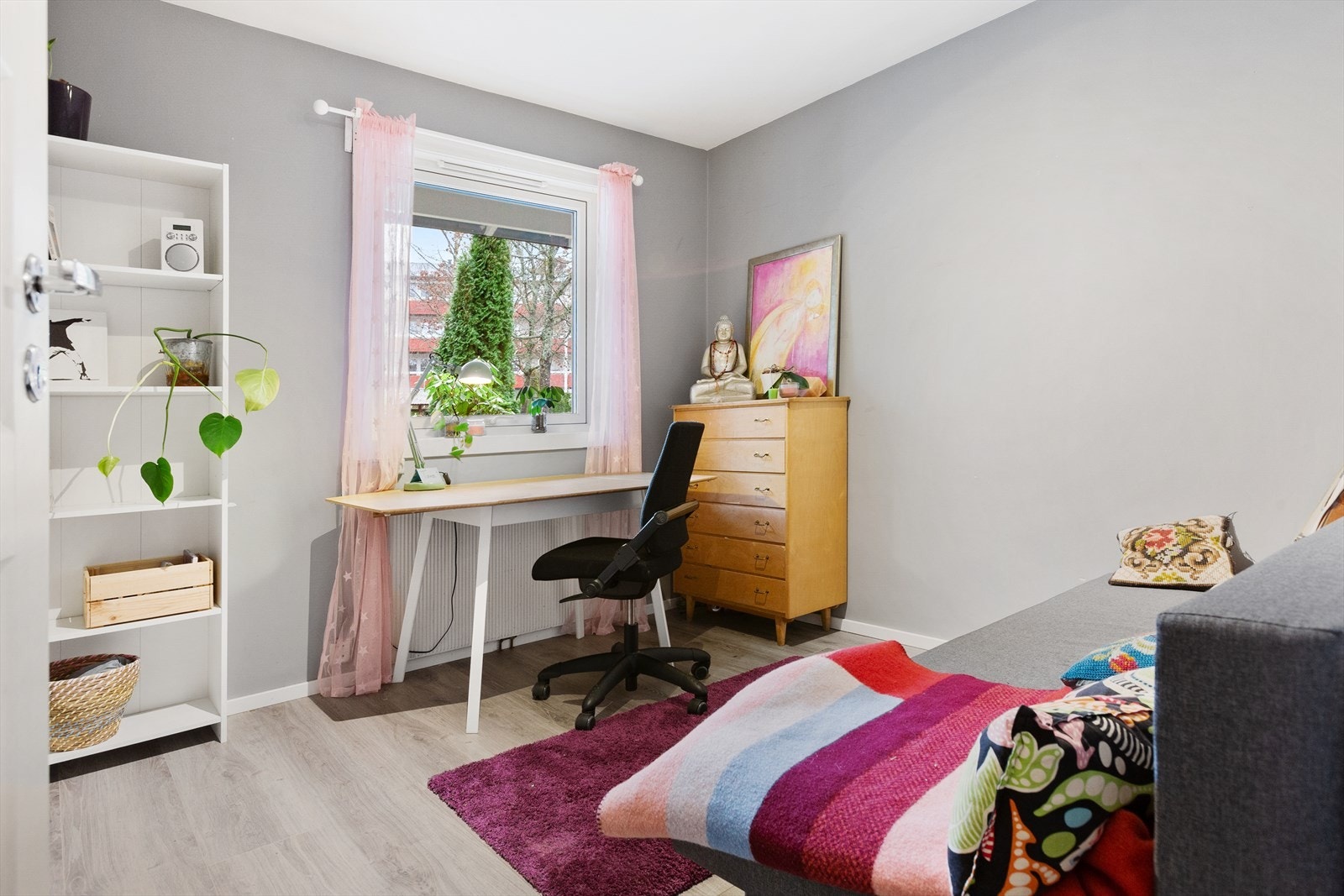 Lunt og godt soverom i 1.etg. med god plass til dobbeltseng og tilhørende møblement. God vindusflate sikrer rikelig med naturlig dagslys. Galleribilde